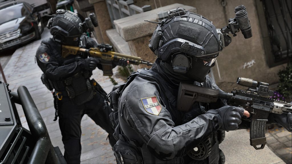 Operators push down a street in Modern Warfare 4 multiplayer